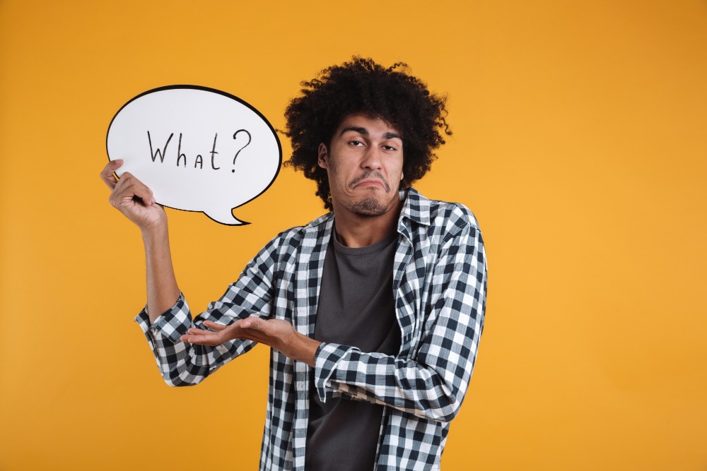 Représentation d'un élu qui pense aux questions lors d'un droit d'alerte économique